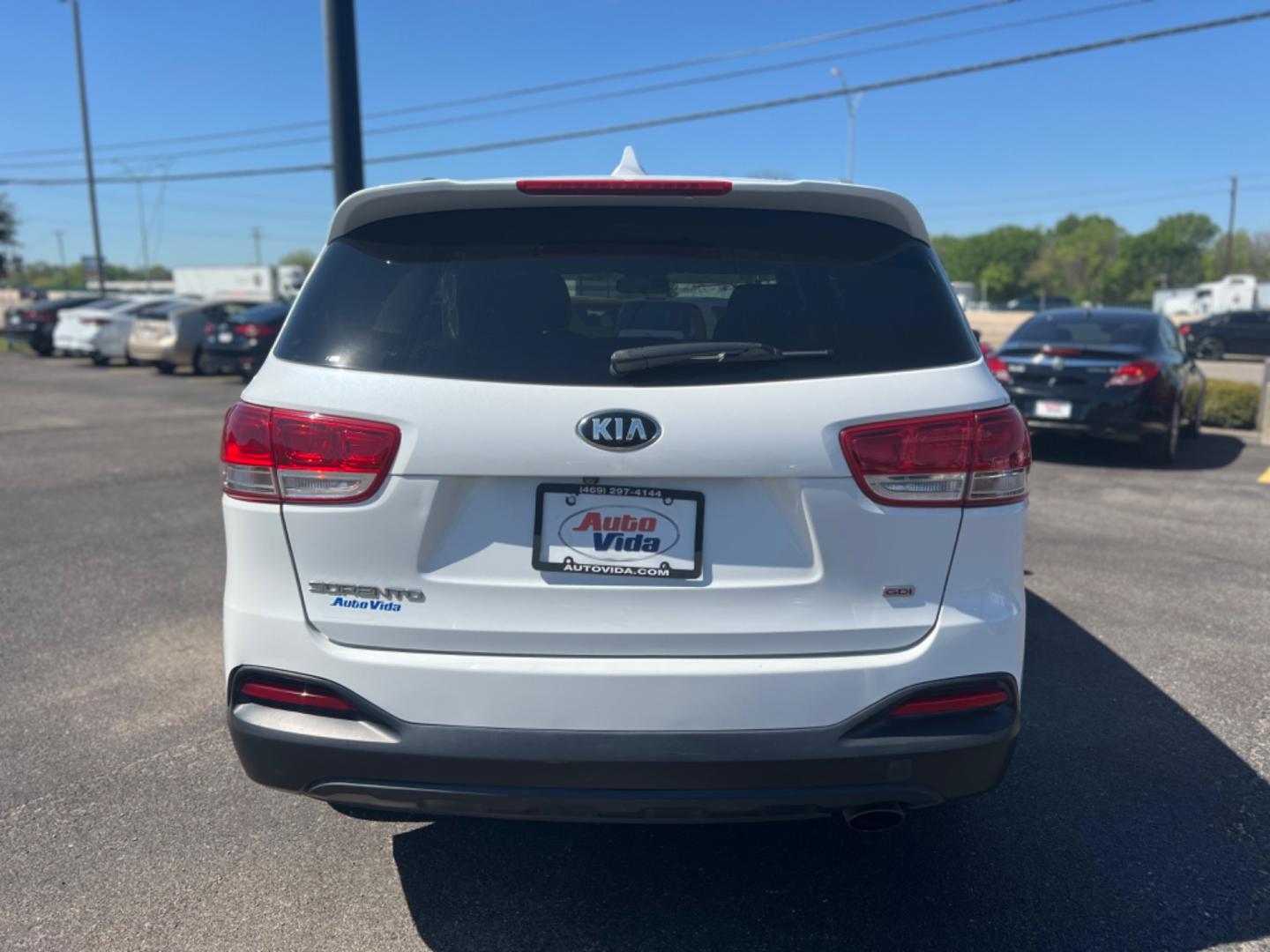 2016 WHITE Kia Sorento LX 2WD (5XYPG4A37GG) with an 2.4L L4 DOHC 16V engine, 6-Speed Automatic transmission, located at 420 I-35E, Lancaster, TX, 75146, (469) 297-4144, 32.593929, -96.823685 - Photo#8